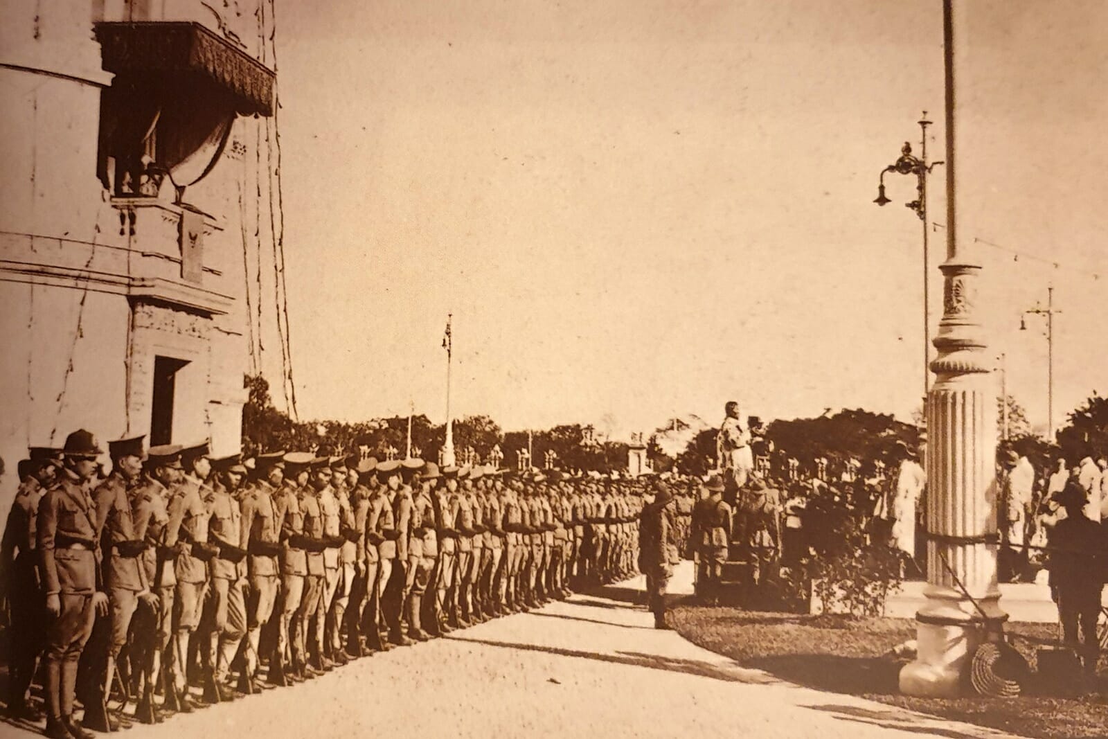 เจ้าพระยาพิชัยญาติ ประธานสภาผู้แทนราษฎร อัญเชิญรัฐธรรมนูญที่ได้รับพระราชทานแสดงต่อหน้าประชาชนที่บริเวณสนามหน้าพระที่นั่งอนันตสมาคม