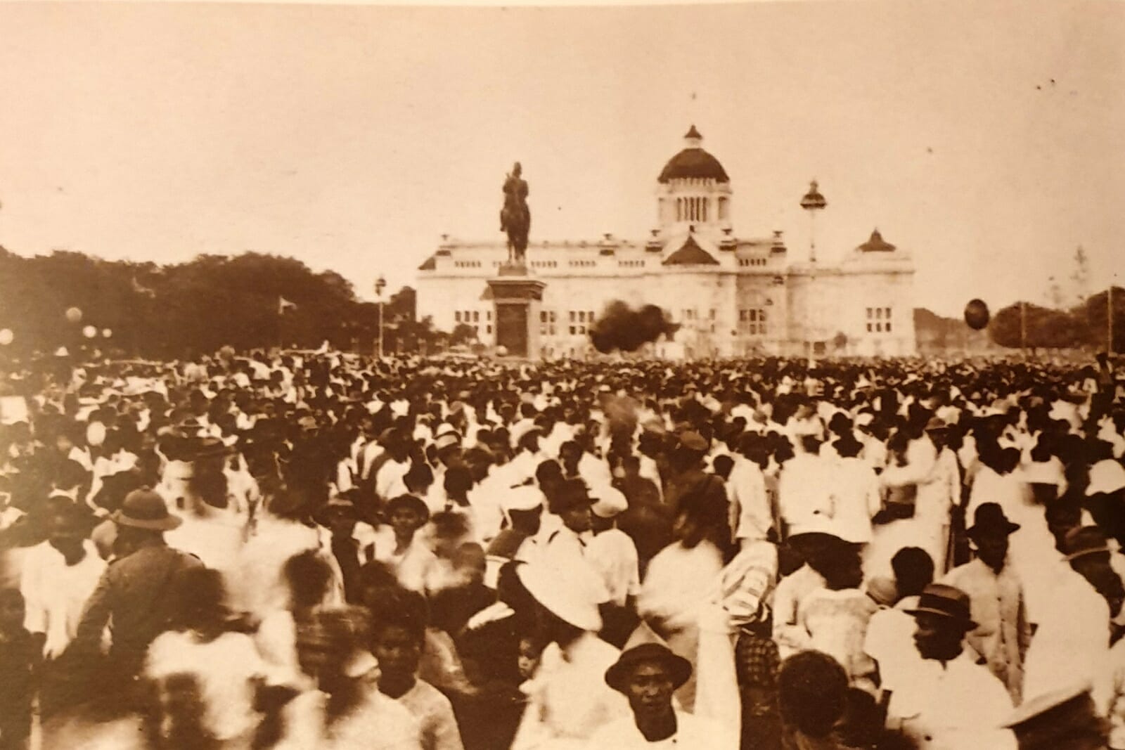 ประชาชนมาชมพิธีพระราชทานรัฐธรรมนูญ ณ ลานพระบรมรูปทรงม้า อย่างเนืองแน่น